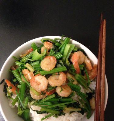 用香芹炒虾，做出美味佳肴（如何用香芹和虾制作可口的中式佳肴）