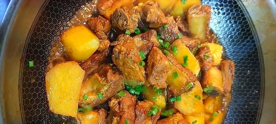 学会以香喷喷滴鸡肉烧土豆的做法（用最简单的步骤做出美味佳肴）