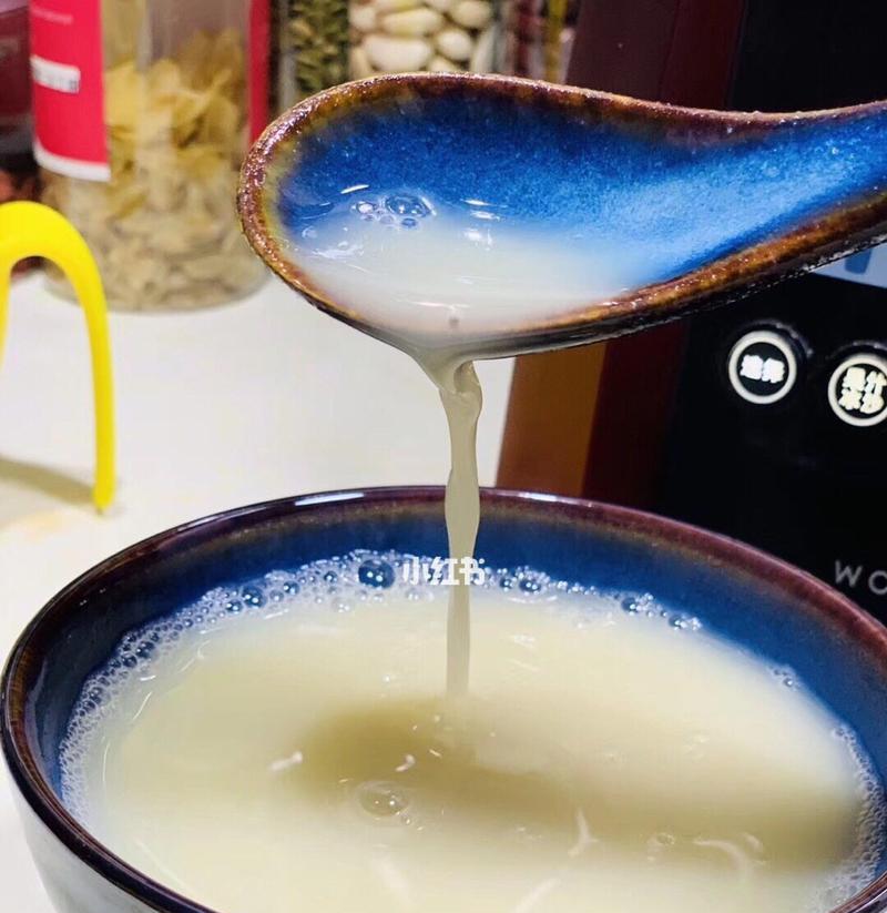 健康美味的香梨百合饮（享受清新怡人的饮品体验）