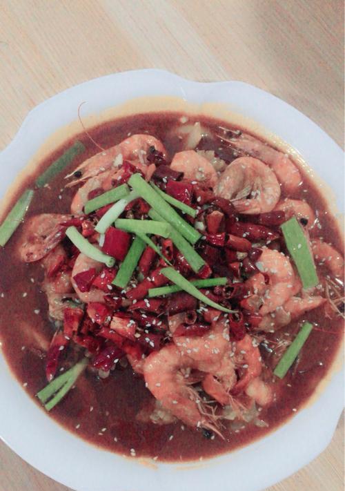 “香辣鱿鱼虾的制作方法”（享受美味的海鲜佳肴）