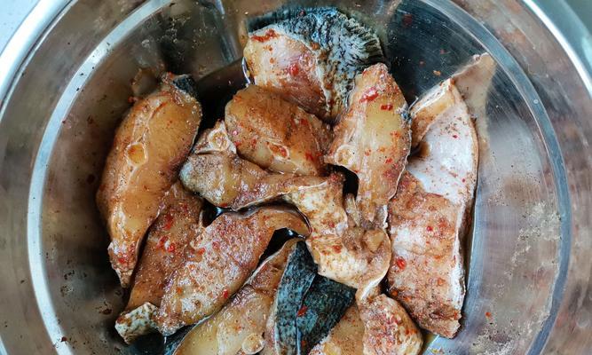 香辣鳕鱼块的制作方法（辣味十足的美味佳肴）