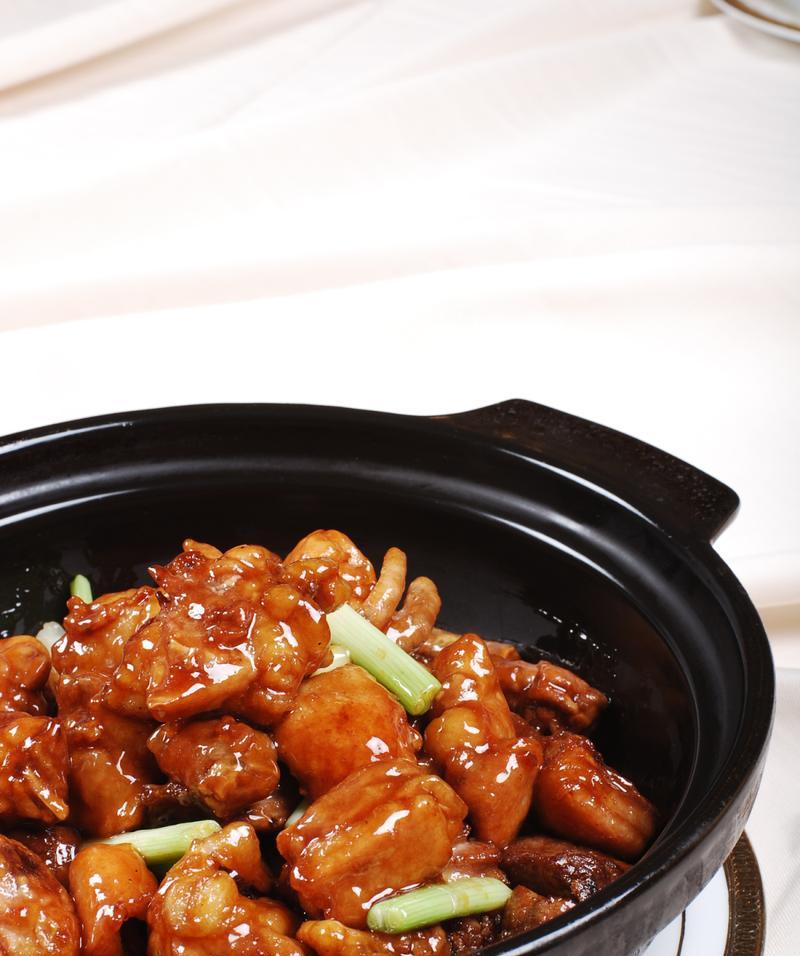 鲜香美味——烤香辣土公鸡的制作方法（一道口感丰富、美味可口的烤鸡食谱）
