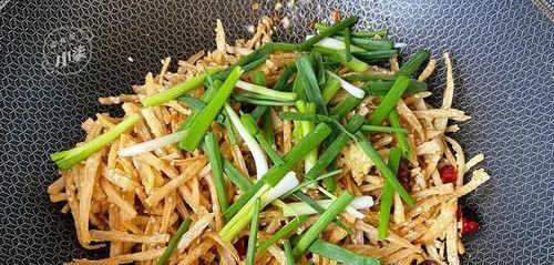 香辣藕丝的制作方法（香辣美味）