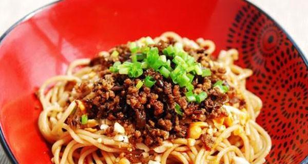 尽享美味香辣面，教你制作正宗四川口味（家常美食）