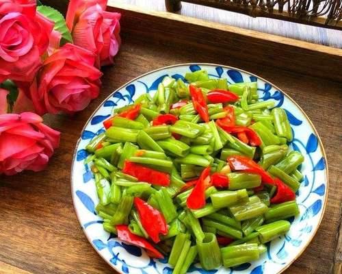 香辣空心菜的做法（辣椒和蒜的完美结合）