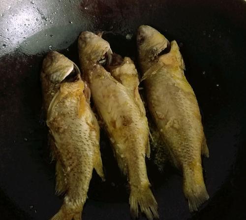 香辣酱焖黄鱼，做出美味口感（一道家常菜品的制作方法）