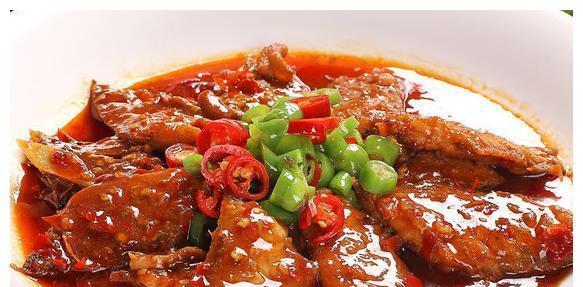 手把手教你做香辣煎带鱼（辣味十足的美食诱惑）