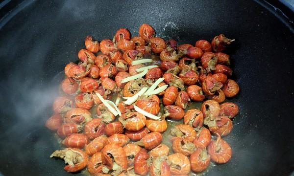 香辣基围虾球的制作方法（用简单的材料轻松DIY美味佳肴）