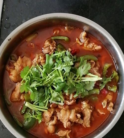 香辣鸡腿的简单制作方法（用5种调味料让鸡腿变得更加美味）