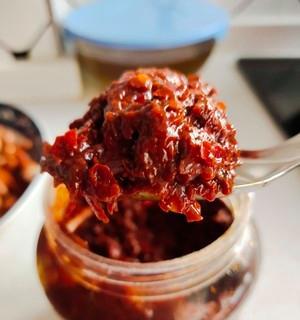 用红油调味香辣美食尽享（手把手教你做香辣红油干拌面）