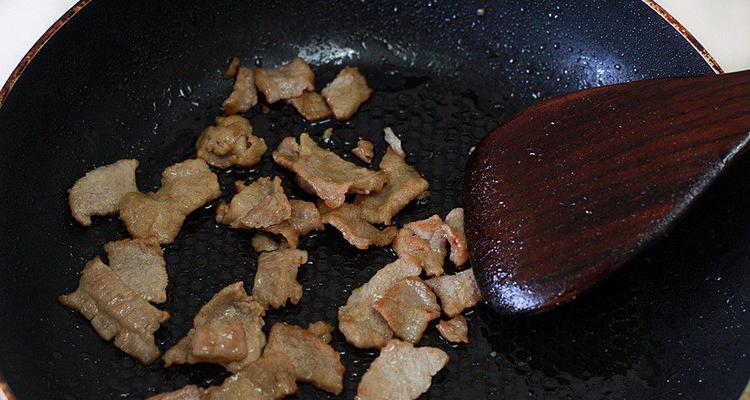 以香烤黄辣丁丁丁为主角的美食佳肴制作（做出美味、健康的烤辣子）