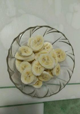 清爽美味的香蕉青提沙拉（用新鲜水果和蔬菜制作）