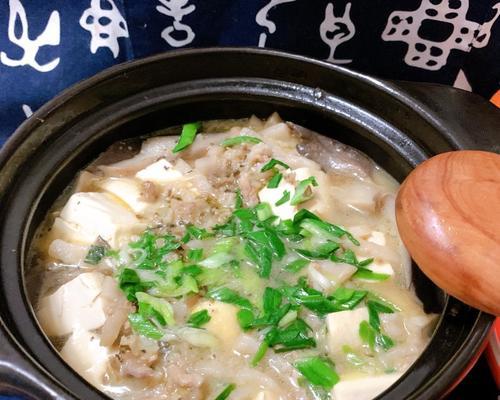 虾仁平菇豆腐煲（健康美味的海鲜餐）