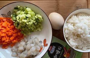 用虾仁鸡蛋黄瓜丁炒出美味的一餐（家庭厨房）