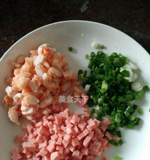虾仁火腿炒饭的制作方法（炒出香气四溢的美味炒饭）