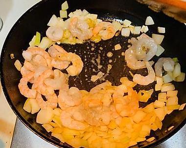 如何做出美味的虾仁番茄炒蛋（传统家常菜）
