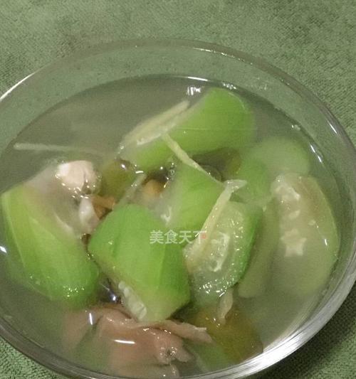 轻盈美味，以虾仁豆腐丝瓜汤为主题的健康餐（美食探秘）