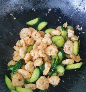 美味清爽虾仁炒青瓜的做法（家常下厨菜一道简单又营养的佳肴）
