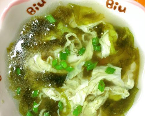 用虾米和紫菜制作美味健康的面条（在家做一碗美味的虾米紫菜面）