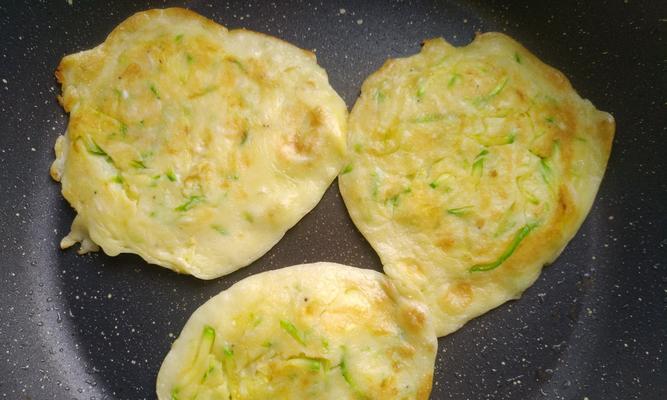 虾米胡萝卜饼的制作方法（健康美味的家常小吃）