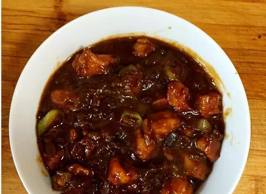 如何制作美味可口的虾酱面（掌握虾酱的独特风味）