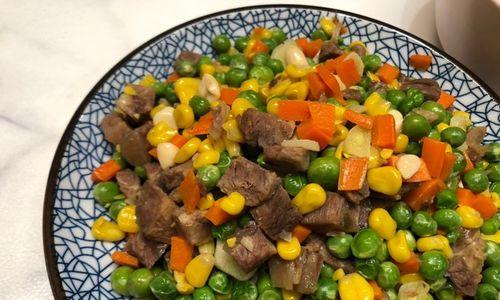 五彩菜包裹的做法（用五彩蔬菜包裹出美味佳肴）