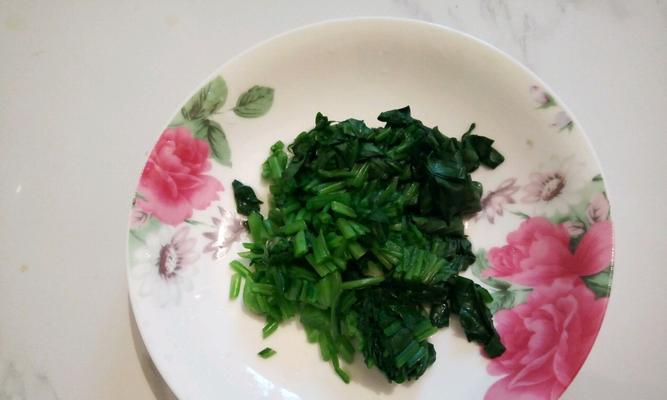五彩菠菜烩，营养丰富的健康食谱（五彩菠菜烩的制作方法及营养价值）