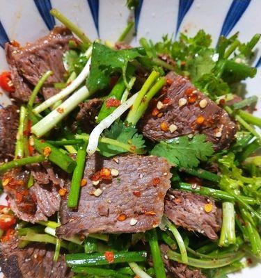 芜爆牛肉的制作方法（用芜爆传统技艺制作美味牛肉菜肴）