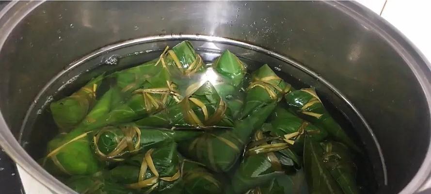 手工制作无绳小枣粽子（传统美食口感新颖）
