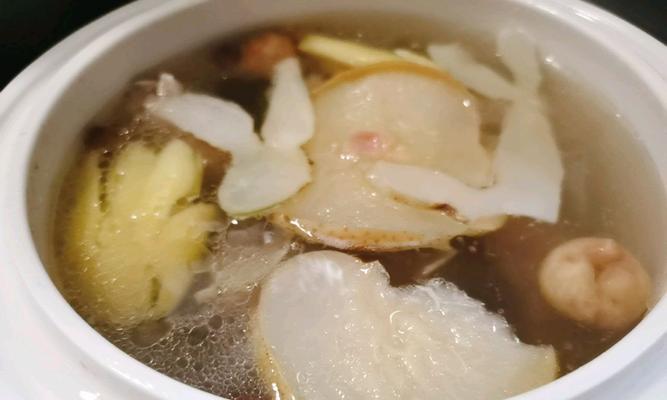 无花果银耳雪梨炖盅的健康美味（寒冬暖心饮品）