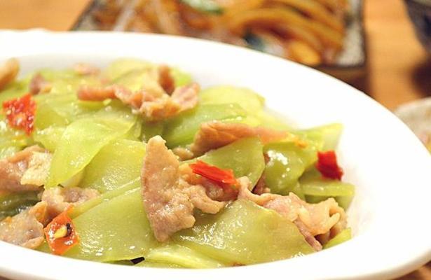 轻松学会以乌笋炒肉的做法（美味佳肴）