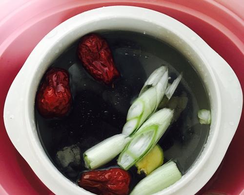 以乌鸡粥为主食的营养健康生活（做法详解）