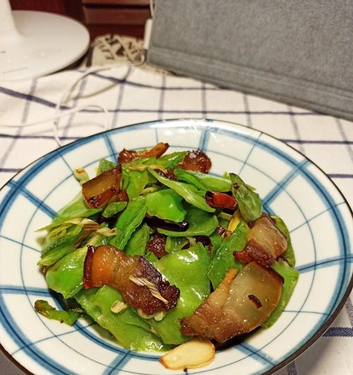 健康美味，以味蕾享受为主题的以扁豆和九层塔烹制的以「和食」为基础的料理（探索吃的文化）