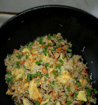 莴笋叶蛋炒饭的做法（营养健康）