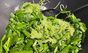 美味莴笋丝炒韭菜的做法（清爽可口）