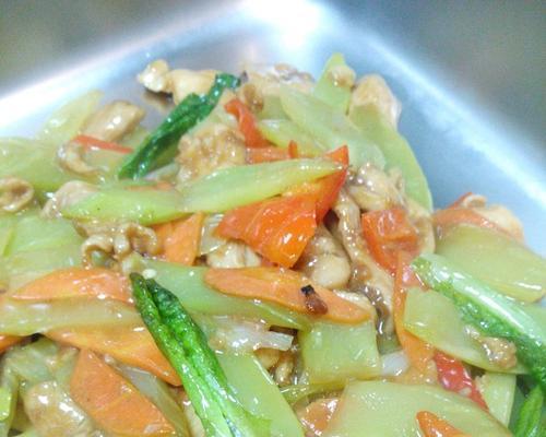 用莴笋烧出美味的鸡肉料理（做法简单易学）