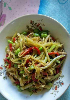 美味莴笋焖五花肉（家庭厨房的一道经典菜肴）