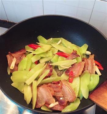 美味莴笋腊肉的烹饪方法（健康美食）