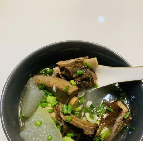 一碗暖心的莴笋胡萝卜腊排骨汤（美味营养的家常汤谱）