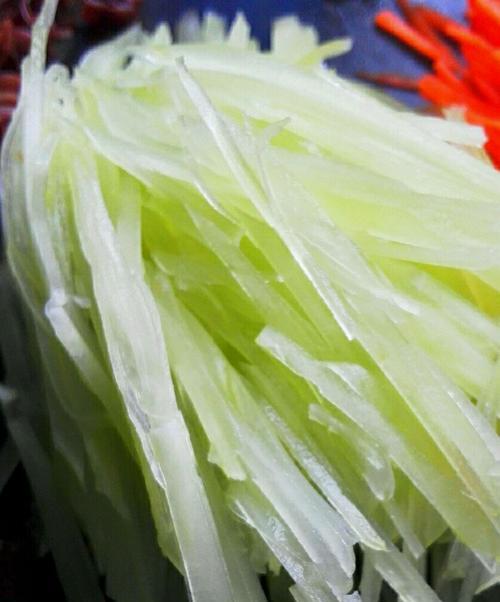 清爽美味的莴笋猪皮拌菜（做法简单）