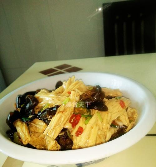 清爽美味，莴苣炒腐竹做法大揭秘（一道简单易学的家常美食）