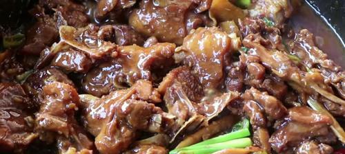美味家常炆鸭子的制作方法（用香料和秘制调料让鸭子肉质鲜嫩入味）