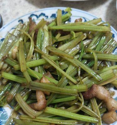 美味又养生的桃仁枸杞炒芹菜（掌握健康饮食）