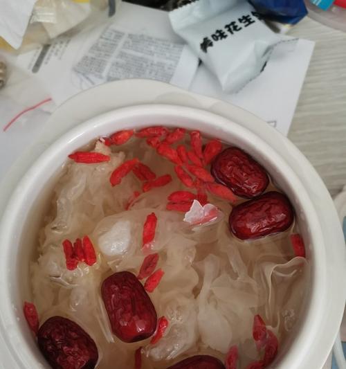 桃胶银耳枸杞红枣养生汤，青春无敌（家庭健康必备）