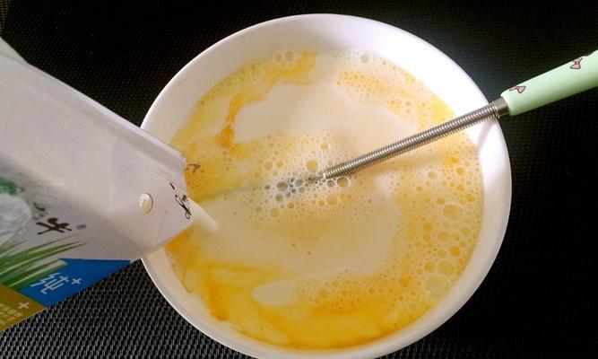 桃胶雪莲子牛奶炖蛋的做法（让你品尝顺滑鲜美的美味佳肴）