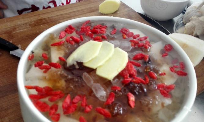 桃胶炖雪梨的做法（营养美味）