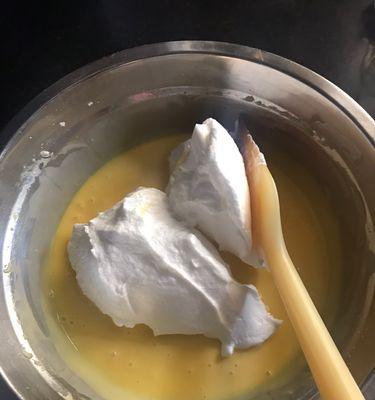 以烫面寸戚风蛋糕为主题的制作教程（从烫面到烘焙）