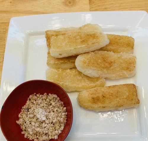 手工制作糖汁糍粑，美味可口的传统小吃（甜蜜口感）