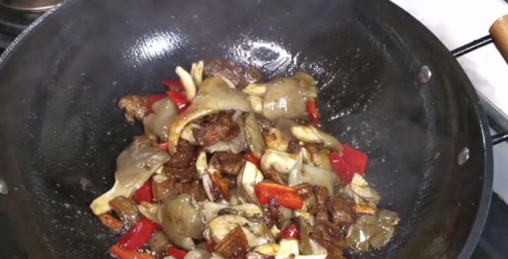《糖醋红蘑炒肉，营养美味双重享受》