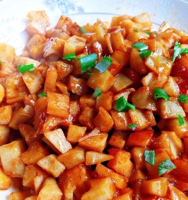 用糖醋红丁制作美味佳肴（学会制作糖醋红丁）